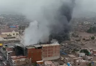 Cercado de Lima: Incendio en almacén se reavivó y bomberos continúan con su labor