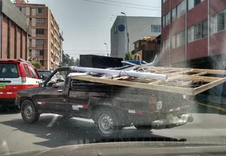 Chofer traslada peligrosamente en su camioneta marcos de madera por Av. Petit Thouars