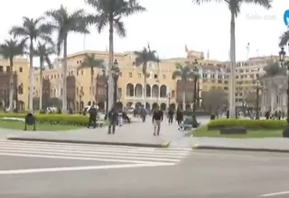 Ciudadanos disfrutan de la Plaza Mayor de Lima tras el retiro de rejas