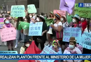 Colectivos feministas realizan plantón frente al Ministerio de la Mujer