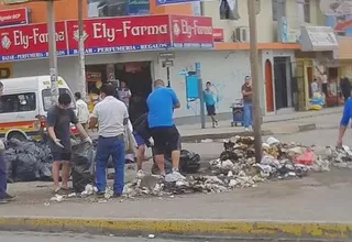 Comas: vecinos recogen con sus propias manos la basura abandonada en la calle
