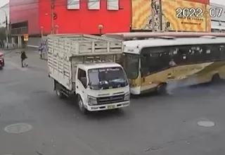 Congestión vehicular por choque de camión con bus