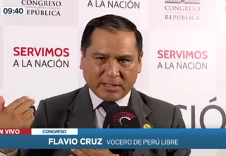 Congresista Flavio Cruz llamó “amigo” a Petro, luego de que comparara a la PNP con nazis