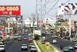 Critican gran cantidad de paneles publicitarios no autorizados en Lima