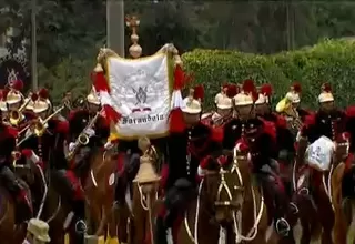 Fiestas Patrias: Músicos de la Farandola demuestran su destreza al tocar instrumentos y montar a caballo 