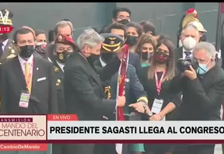 Francisco Sagasti entregó banda presidencial en la entrada del Congreso
