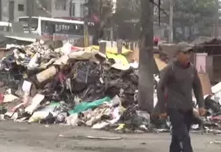 Gran acumulación de basura en el mercado informal Jorge Chávez