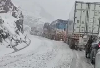 Gran congestión vehicular en la Carretera Central por intensa nevada