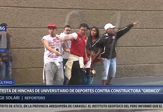 Hinchas de Universitario protestaron contra Gremco en el Cercado de Lima