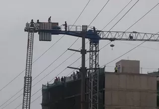 Hombre intentó arrojarse desde lo alto de una grúa en obra de construcción