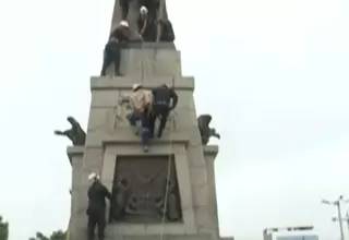 Hombre se subió a monumento en plaza Manco Cápac