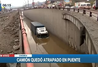 Huachipa: Camión quedó atascado en bypass inundado de agua