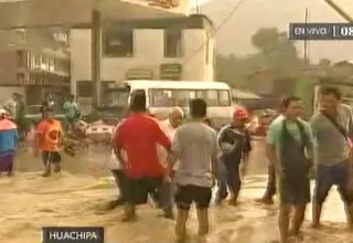 Huachipa: vecinos arriesgan sus vidas al cruzar vías inundadas