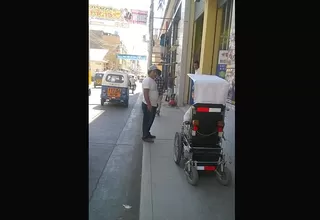 Huánuco: andamios impiden que persona discapacitada transite por la vereda