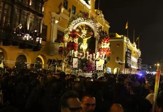 Imagen del Señor de los Milagros continúa su procesión por las calles de Lima