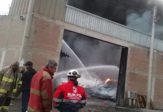 Incendio en Lurín: Fuego se consumiría recién este lunes