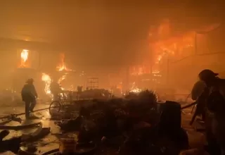 Rímac: Video muestra cómo bomberos combatieron llamas en interior de mercado de flores