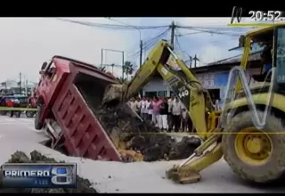 Iquitos: camión quedó atorado en agujero que apareció repentinamente