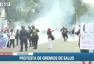 Jesús María: Policía dispersa con gas lacrimógeno a manifestantes del sector salud