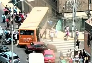 Lince: Cámaras de seguridad captaron colisión de bus contra inmueble