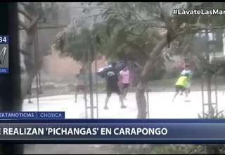 Lurigancho-Chosica: Captan a personas jugando fulbito en una losa deportiva
