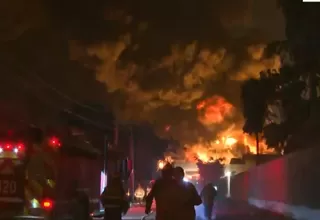 Lurín: Más de 30 unidades de bomberos trabajan para controlar incendio