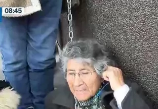 Madre de Vladimir Cerrón se encadena e inicia huelga de hambre tras prisión preventiva contra su hijo