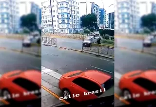 Magdalena: Mujer termina en el pavimento luego de que auto chocara su motocicleta en la Av. Brasil