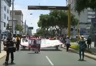Manifestantes recorren por la avenida Arequipa