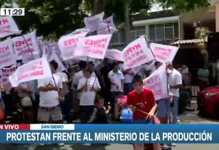 Microempresarios protestan frente a la sede del Ministerio de la Producción