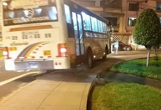 Mira cómo un bus se sube a la vereda de un parque en el Callao