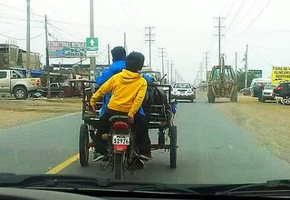 Mira cómo trasladan a un menor sin casco en un triciclo motorizado