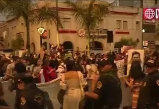Miraflores: manifestantes contra el Gobierno se encuentran con ciudadanos que defienden a la Policía