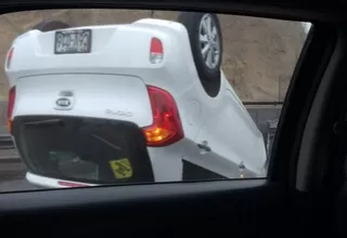 Vehículo se volcó en la bajada Armendáriz en Miraflores