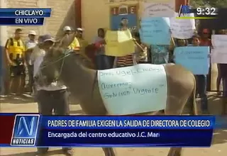 Padres de familia protestaron contra directora de colegio en Chiclayo