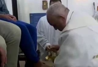 Papa Francisco lavó los pies a jóvenes reclusos en Roma con ocasión del Jueves Santo