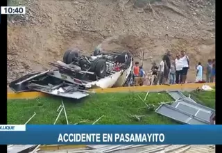 Pasamayito: Camión terminó volteado en la vía que une Comas con SJL