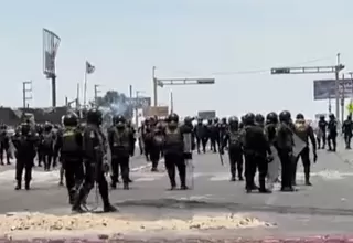 Policía y pobladores intentan desbloquear el kilómetro 290 de la carretera Panamericana Sur