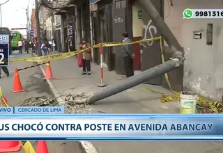 Poste está a punto de caer tras choque de bus en Cercado de Lima
