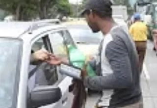 Prohíben la presencia de limpiadores de parabrisas y lavadores de carros en el distrito de Surco