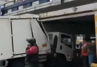 Pueblo Libre: Camión atrapado en puente provocó congestión vehicular