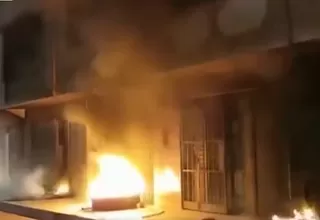 Puno: vecinos queman locales nocturnos en Juliaca