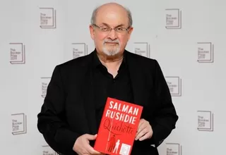 Salman Rushdie en el quirófano tras ser apuñalado
