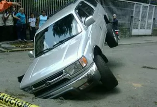 Santa Anita: vehículo cae a hoyo por falta de señalización