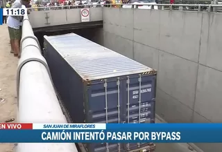 San Juan de Miraflores: Camión chocó contra puente tras intentar pasar por bypass