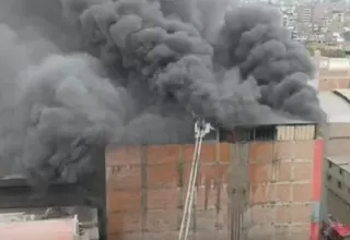 La Victoria: Continúa incendio en almacén textil