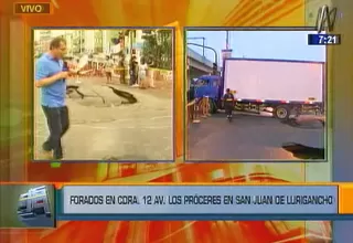 SJL: camión terminó atascado en enorme forado en Av. Los Próceres