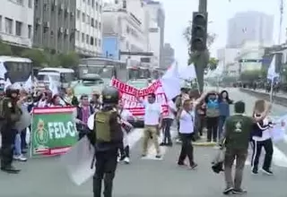 Trabajadores de EsSalud realizan protesta en exteriores del Congreso