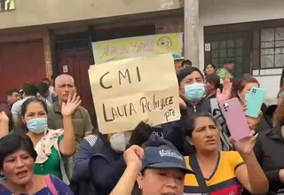 Trabajadores de limpieza protestan en los exteriores de la Diris Lima Norte por falta de pagos 