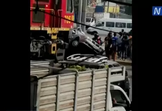 Tren chocó contra auto en El Agustino